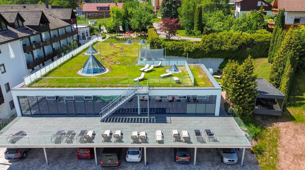 Luftbild des Wellnesshotels Hohenrodt mit dem modernen Hotelgebäude und dem großzügigen Wellnessbereich, umgeben von der idyllischen Natur des Schwarzwaldes