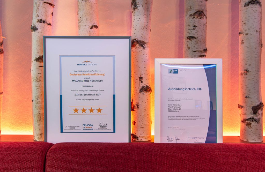 Urkunde des Wellnesshotels Hohenrodt mit 4-Sterne-Auszeichnung und Zertifikat als anerkannter Ausbildungsbetrieb