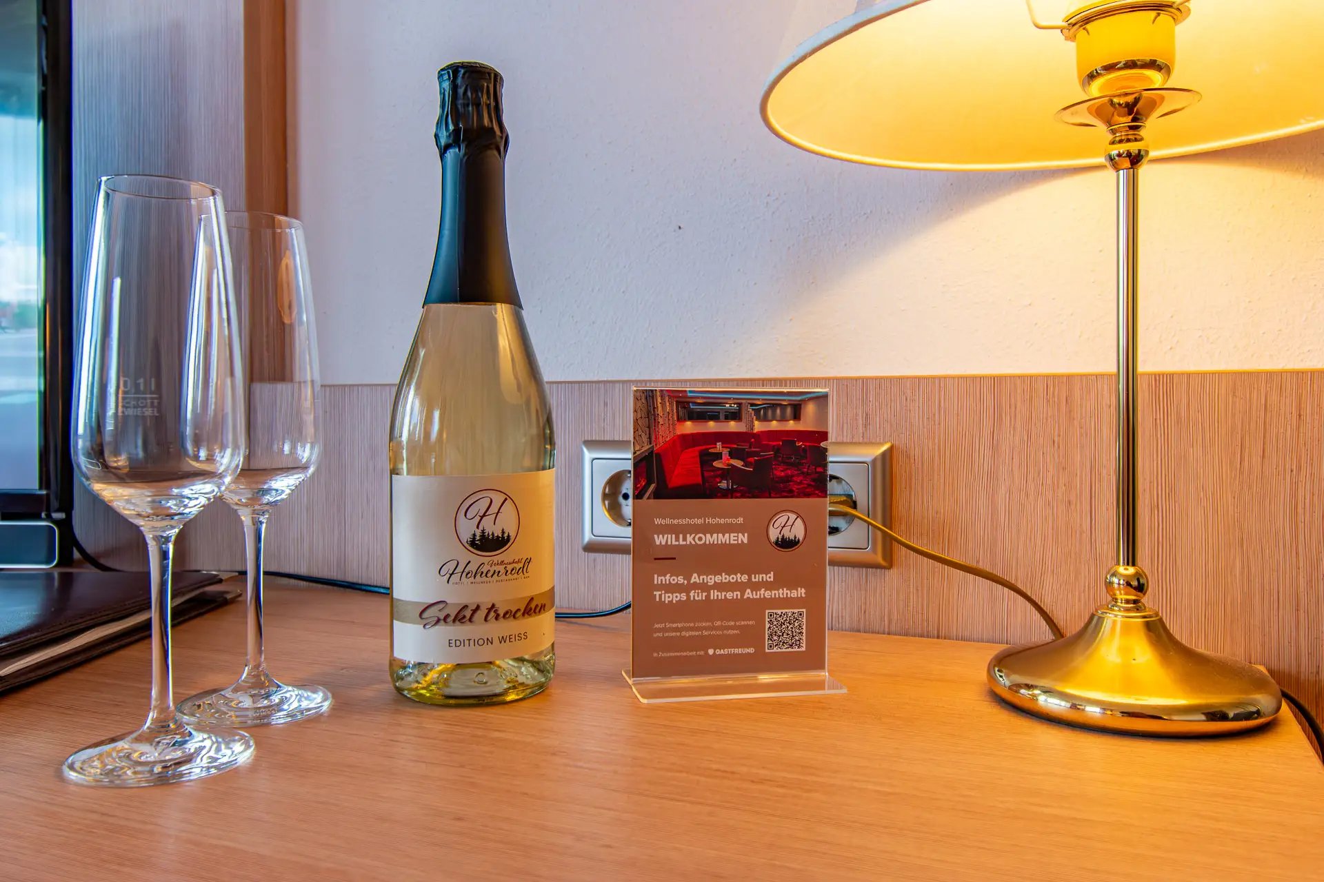 Doppelzimmer im Kinzigtal im Wellnesshotel Hohenrodt mit eleganter Dekoration und einer Flasche Sekt