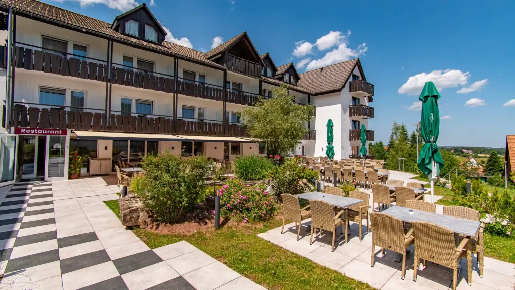 Wellnesshotel Hohenrodt, Außenterrasse des Restaurants, Komplettansicht mit Blick auf die Balkone und die umliegende Natur