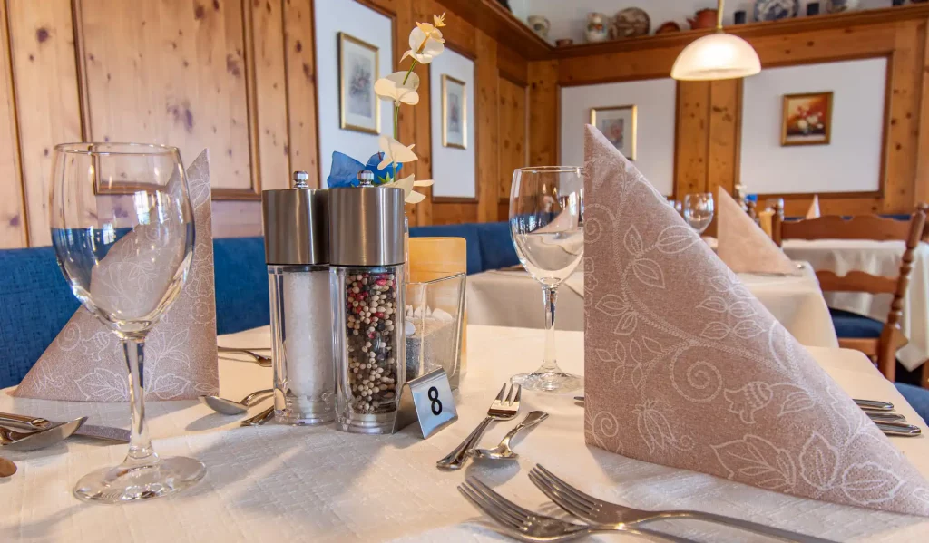 Wellnesshotel Hohenrodt, restaurant, espace classique avec une table dressée avec amour pour une ambiance élégante