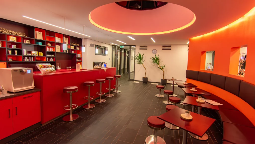 Wellnesshotel Hohenrodt, Wellness-Anwendungsbereich, Rezeption und Lobby mit Sitzbank für eine entspannte Wartezone