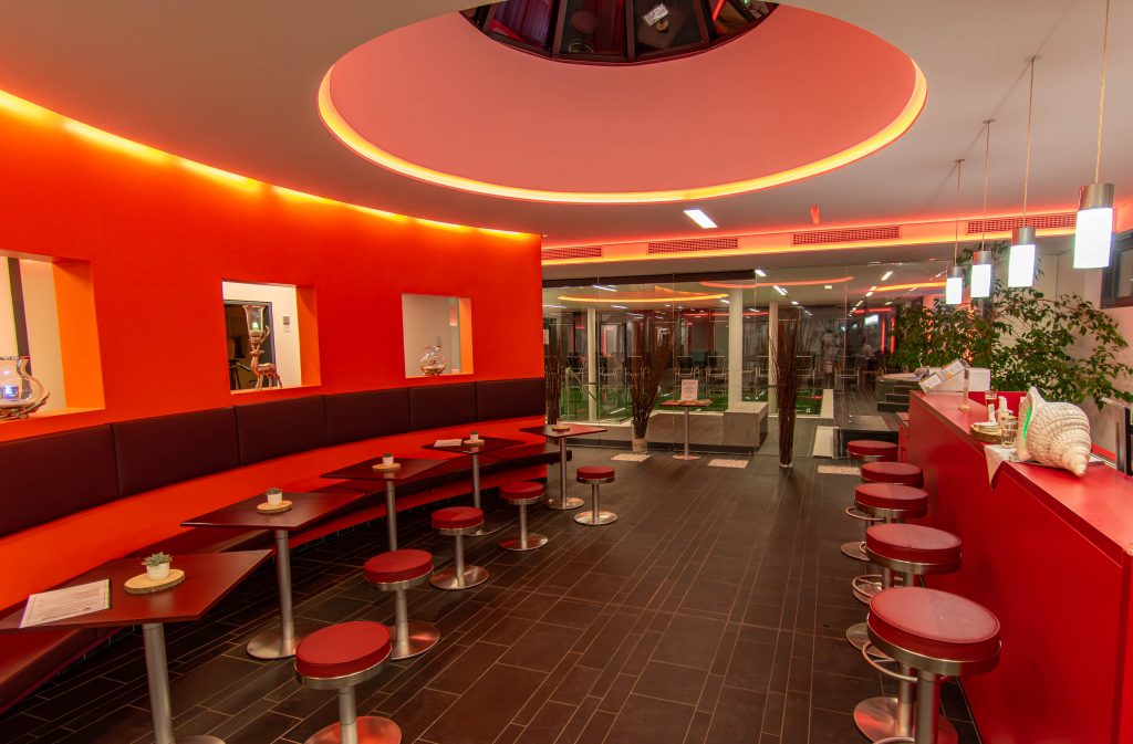 Stimmungsvolle Wellness-Rezeption mit roter LED-Ambientebeleuchtung im Anwendungsbereich des Wellnesshotels Hohenrodt