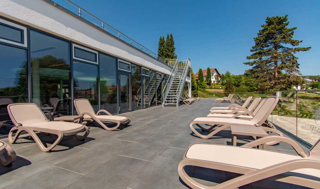 Entspannungsbalkon mit bequemen Relaxliegen und Panoramablick im Wellnesshotel Hohenrodt