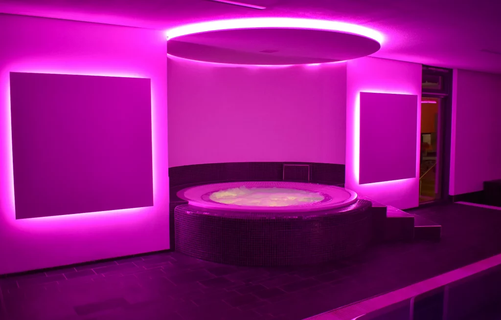 Wellnesshotel Hohenrodt, Wellness-Poolbereich mit Whirlpool und lila LED-Beleuchtung für entspannende Atmosphäre