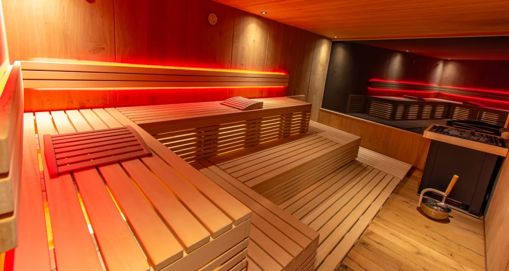 Wellnesshotel Hohenrodt, Saunabereich mit Outdoor-Sauna, ausgestattet mit roter LED-Beleuchtung für eine stimmungsvolle und entspannende Atmosphäre
