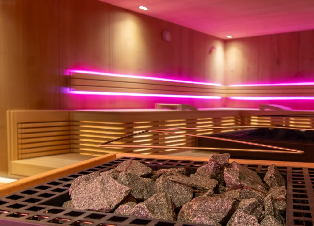 Cabine de sauna dans le Wellnesshotel Hohenrodt avec poêle de sauna de haute qualité