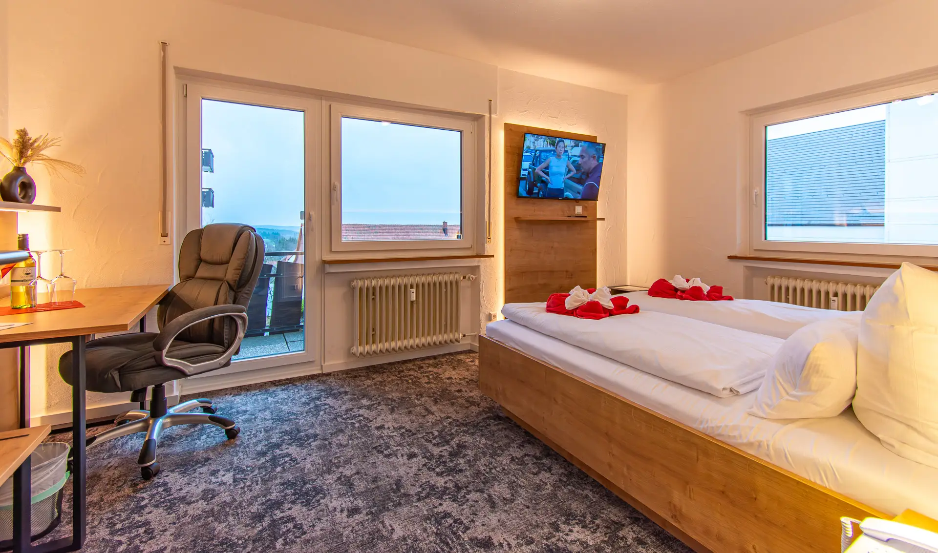 Wellnesshotel Hohenrodt, Superior Apartment 61, Schlafzimmer mit elegantem Design und komfortabler Ausstattung für einen erholsamen Aufenthalt