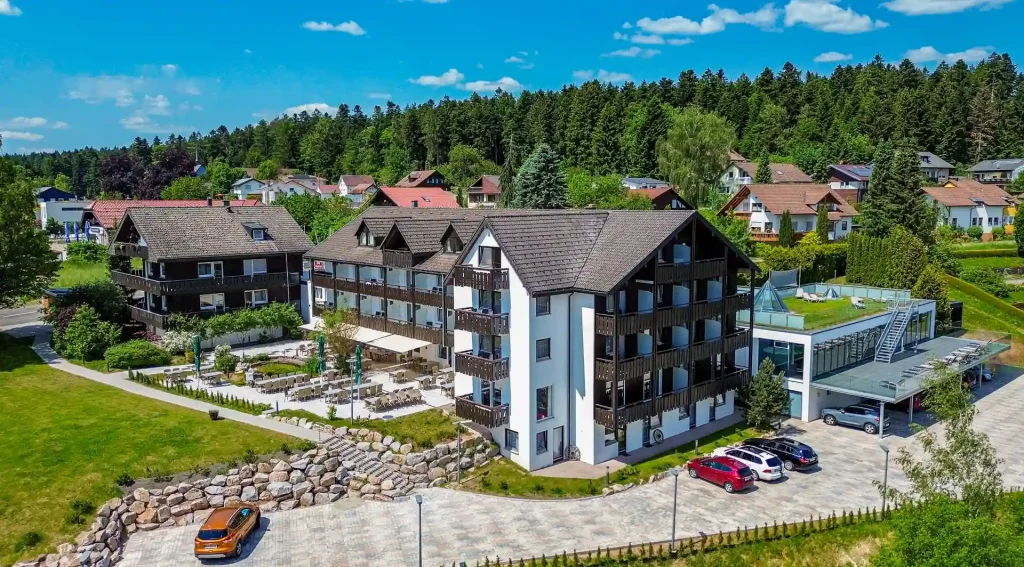 Luftbild des Wellnesshotel Hohenrodt mit Hotelgebäude, Fassade und Parkplatz im Außenbereich
