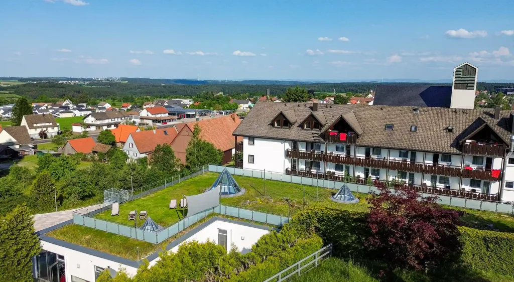Luftbild des Wellnesshotel Hohenrodt mit Liegewiese und weitem Ausblick auf die Schwäbische Alb