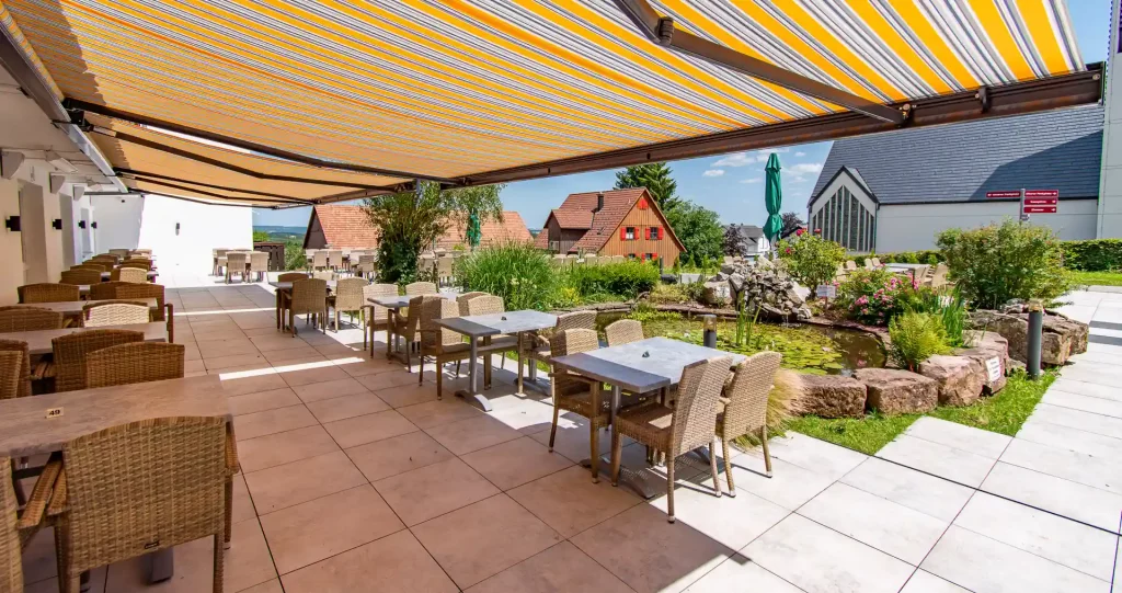 Restaurantterrasse des Wellnesshotel Hohenrodt mit Markisen und Sitzgelegenheiten im Freien