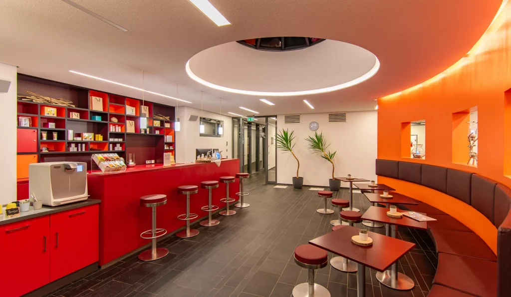 Wellness-Anwendungsbereich im Wellnesshotel Hohenrodt mit Rezeption, Lobby und Poolbar in entspannter Atmosphäre