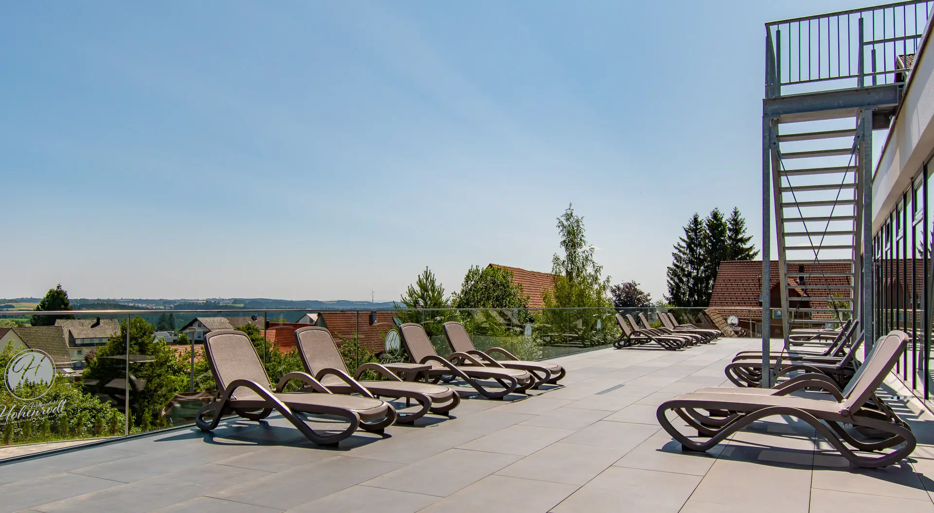 Außenbalkon im Wellnesshotel Hohenrodt mit Ausblick und Sonnenlicht
