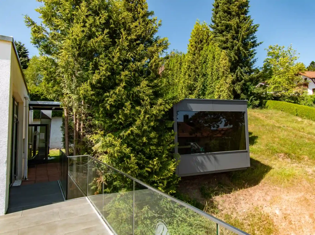 Außenbereich des Wellnesshotel Hohenrodt mit Outdoorsauna und Balkon mit Blick ins Grüne