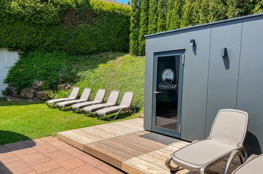 Außenbereich des Wellnesshotel Hohenrodt mit Outdoorsauna und privaten Sonnenliegen in ruhiger Umgebung