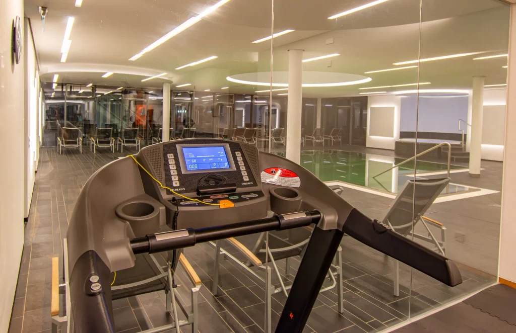 Laufband im Wellnesshotel Hohenrodt Wellnessbereich mit moderner Ausstattung