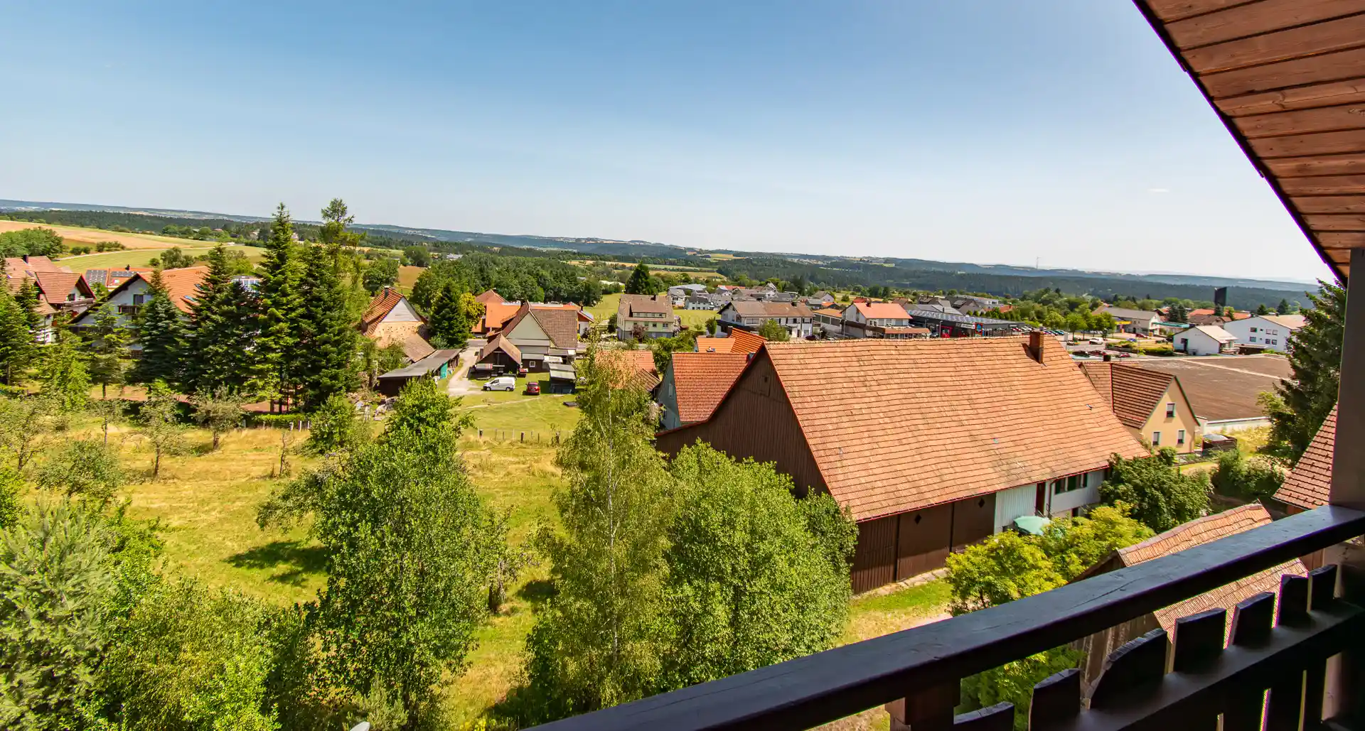 Schwarzwald-Apartment im Wellnesshotel Hohenrodt mit Schlafzimmer und Balkonblick
