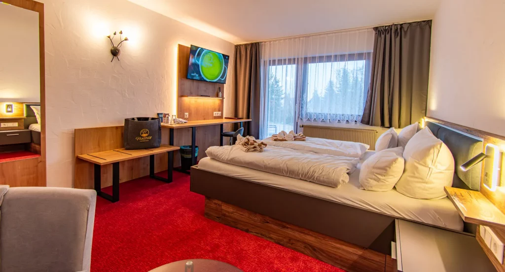 Gesamtansicht des Doppelzimmers im Wellnesshotel Hohenrodt in Freudenstadt mit gemütlicher Einrichtung und harmonischem Design für einen entspannten Aufenthalt im Schwarzwald