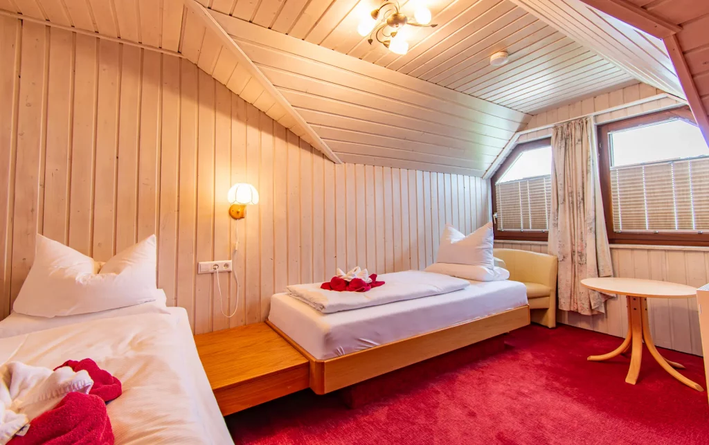 Schlafzimmer im Apartment 34 des Wellnesshotels Hohenrodt im Schwarzwald mit komfortablem Doppelbett und ruhigem Ambiente für erholsame Nächte in entspannter Umgebung