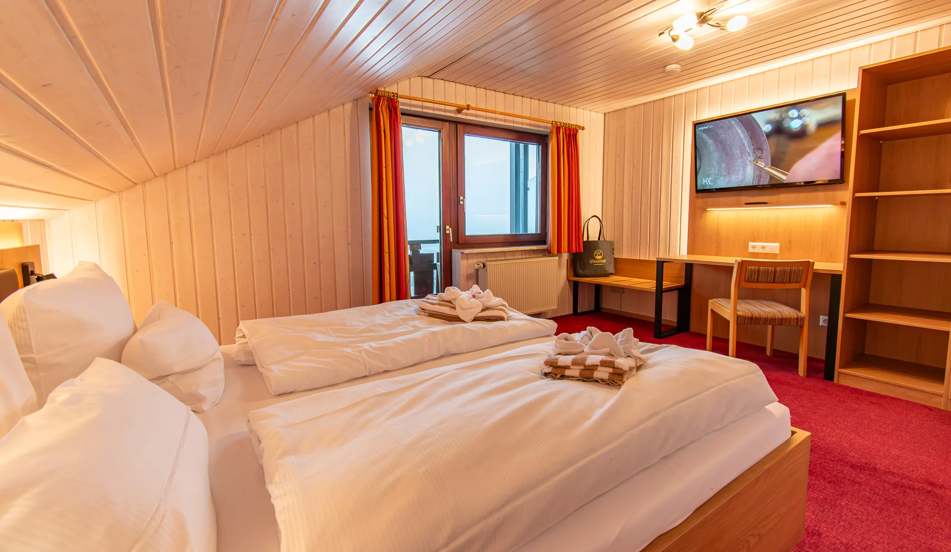 Schlafzimmer im Apartment 35 des Wellnesshotels Hohenrodt im Schwarzwald mit gemütlichem Doppelbett und ruhiger Atmosphäre für erholsame Nächte in naturnaher Umgebung