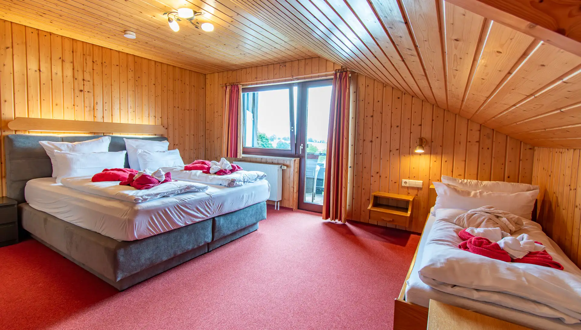 Schlafzimmer im Apartment 36 des Wellnesshotels Hohenrodt im Schwarzwald mit komfortablem Doppelbett und ruhiger, entspannter Atmosphäre für erholsame Nächte