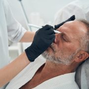 Männliche Person bei einer Hautreinigungsbehandlung im Spa-Bereich