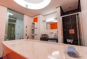 Moderne Hamam-Liege mit authentischer Seifenschaummassage im Anwendungsbereich des Wellnesshotels Hohenrodt