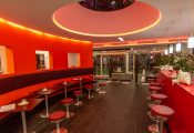 Stimmungsvolle Wellness-Rezeption mit roter LED-Ambientebeleuchtung im Anwendungsbereich des Wellnesshotels Hohenrodt
