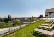 Dach-Liegewiese mit Panoramablick auf die Schwäbische Alb – perfekt zum Entspannen im Wellnesshotel Hohenrodt