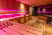 Moderne Sauna mit pinker LED-Beleuchtung für ein besonderes Wellness-Erlebnis